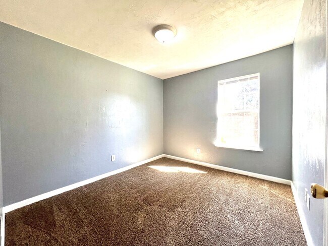 Building Photo - Super house on large private lot