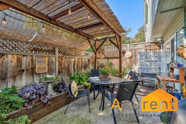 Building Photo - Stunning Home with Beautiful views of Ashland Available Soon!