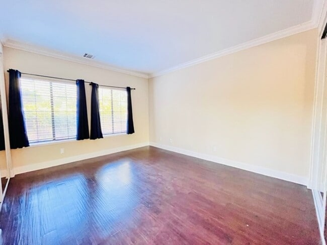 Building Photo - Beautiful, Lower-Level 2BD/2BA, Corner Con...