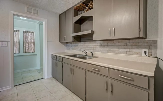 Building Photo - 521 W Acres St