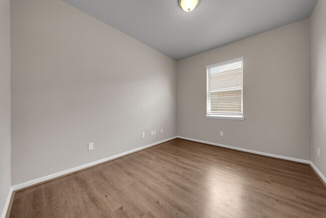 Building Photo - 411 Walnut Branch Dr