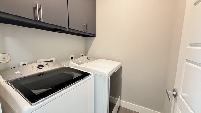 Building Photo - 605 Bayou St