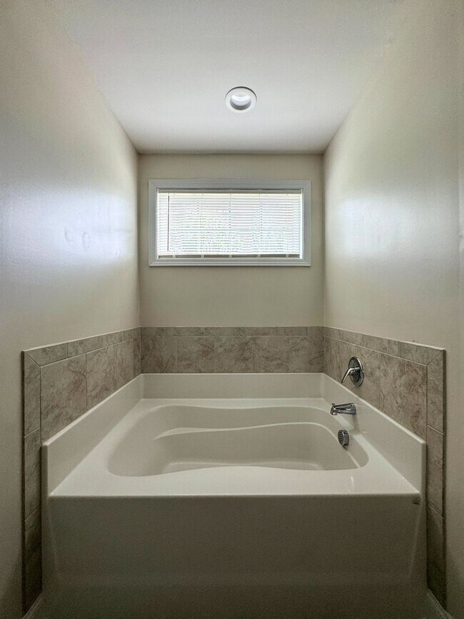 Building Photo - Beautiful 4 Bed 2.5 Bath Home with Fenced Backyard