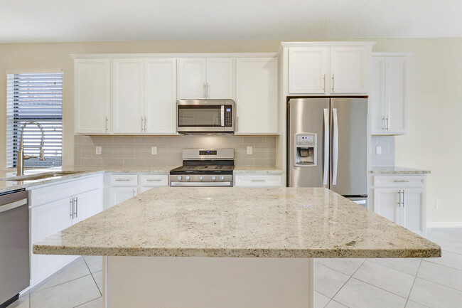 Building Photo - 633 SE Monet Dr