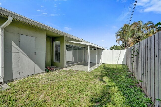 Building Photo - 704 NE 23rd Ave