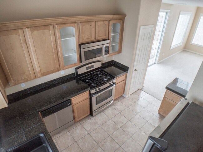 Building Photo - 3 BEDROOM, 3 BATHROOM, 2 CAR GARAGE, COMMUNITY POOL & SPA