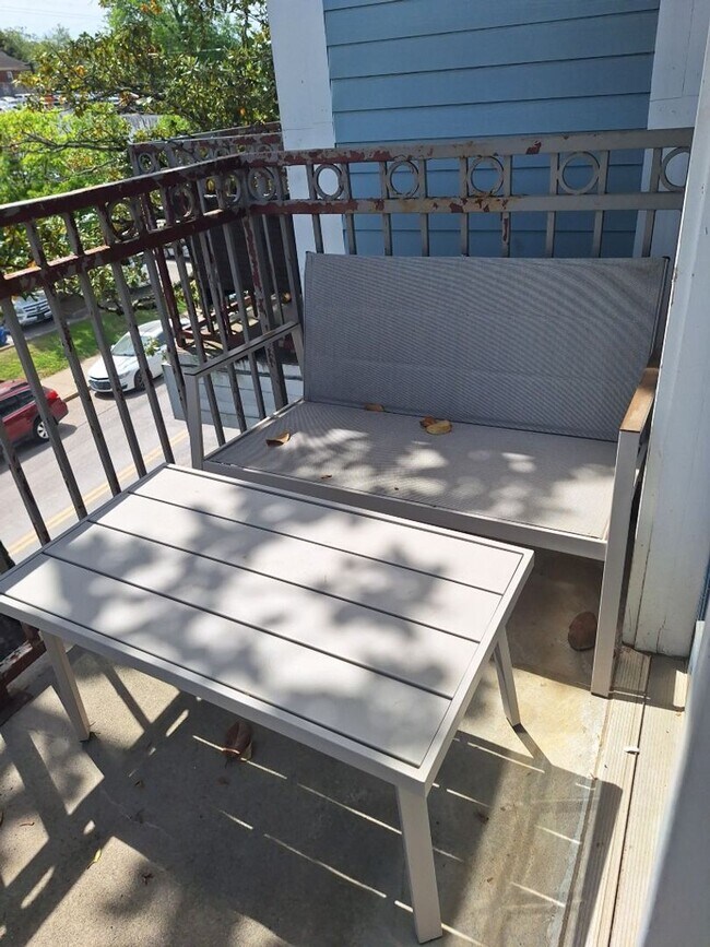 Building Photo - Walking distance to UT