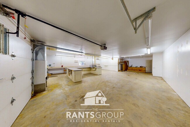 Building Photo - Lovingly cared for 3-bedroom, 1.75-bath ra...