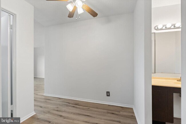 Building Photo - 309 Yoakum Pkwy