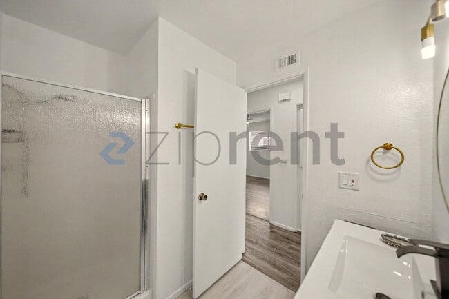 Building Photo - Unit