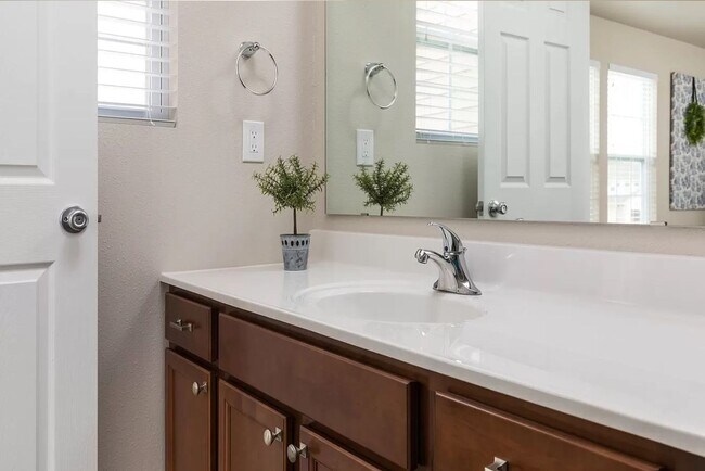 Building Photo - Newer Home at Great Value in Mattawan!