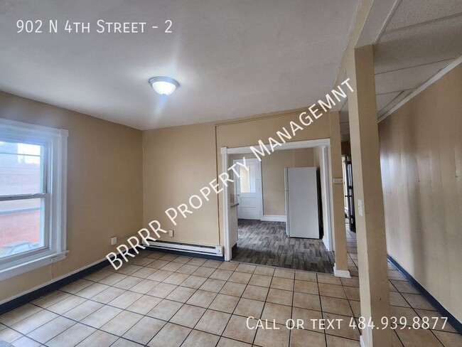 Building Photo - 3 bedroom 2 full bathroom apartment on the...