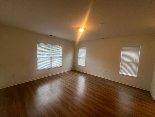 Building Photo - Central Wilmington, ground floor end unit, large 2 BR with porch(The Gardens)