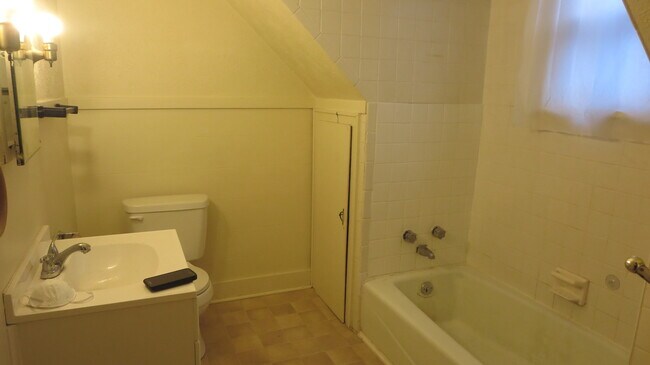 Bathroom - 231 Bond St