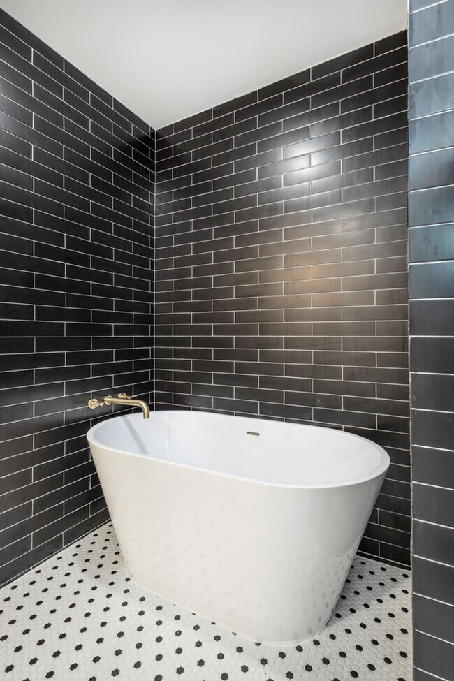 Building Photo - 1925 N 32nd St