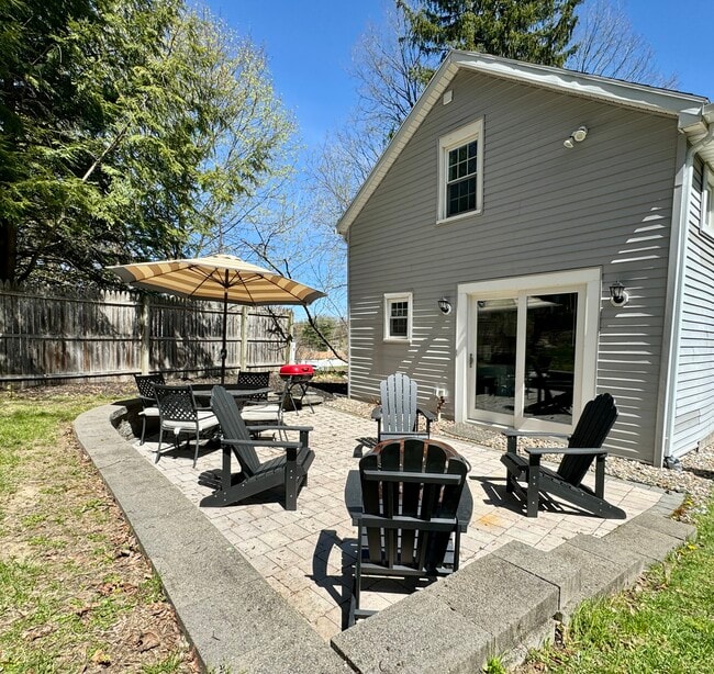 Building Photo - 247 Maple Ave