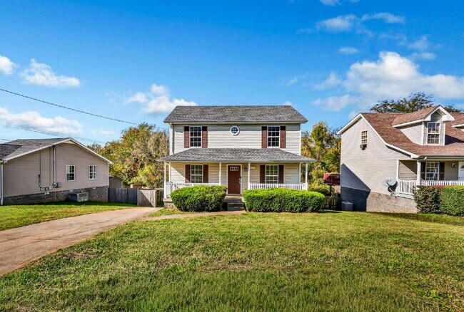 Building Photo - Amazing 3 bedroom 2 bathroom close to Fort...