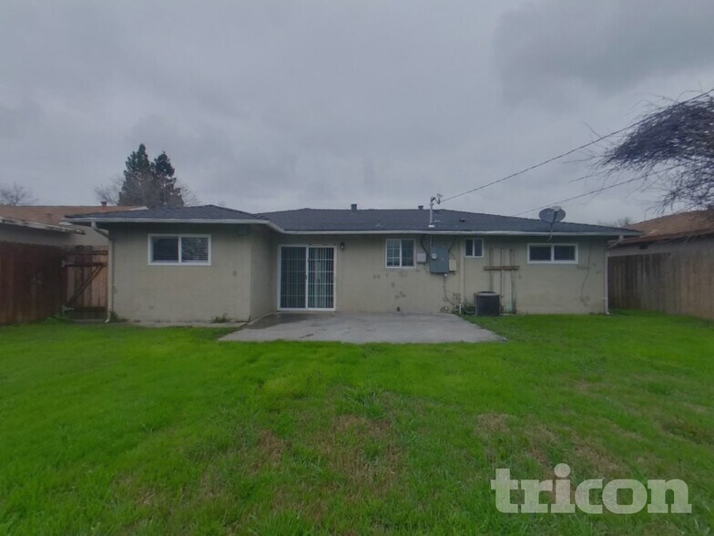 Building Photo - 2236 Dunlap Dr