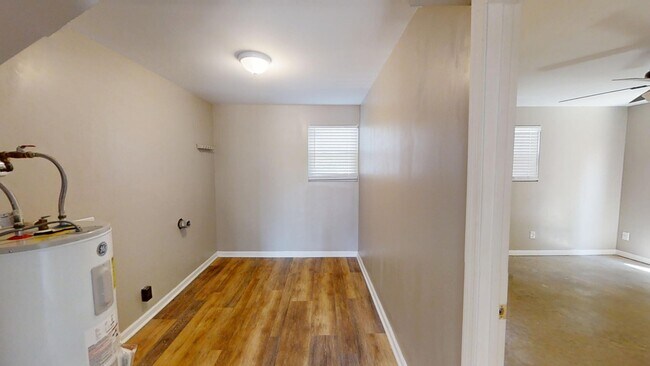 Building Photo - 321 Oak Lake Dr