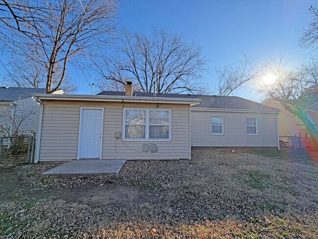 Building Photo - Gorgeous Well Kept Home Near Mercy & Bass Pro!