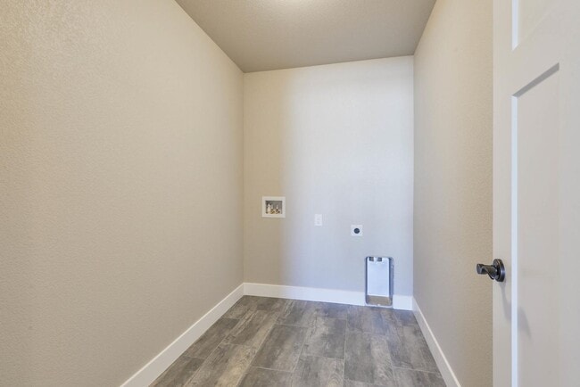 Building Photo - Beautiful, Dog Friendly, 3 Bedroom, 2.5 Ba...