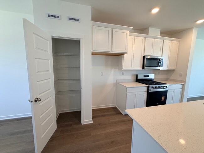 Building Photo - 563 Yosemite Wy