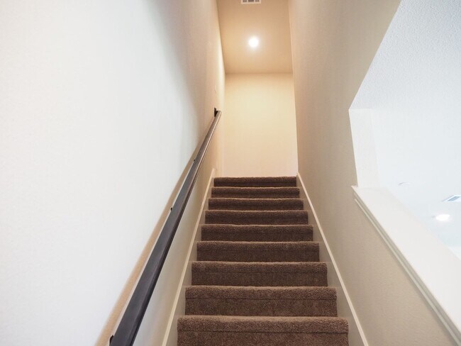 Building Photo - Like NEW 3 Bed - 3 Bath Townhome in Denton