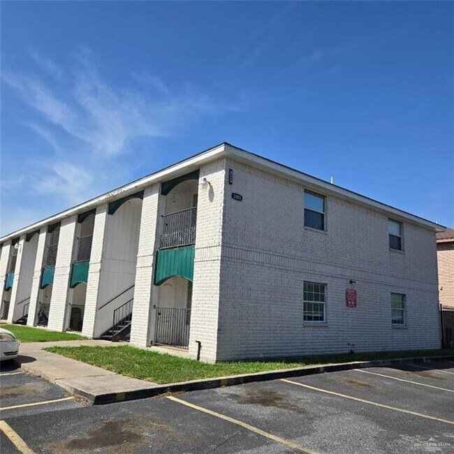 Building Photo - 12 W Daffodil Ave