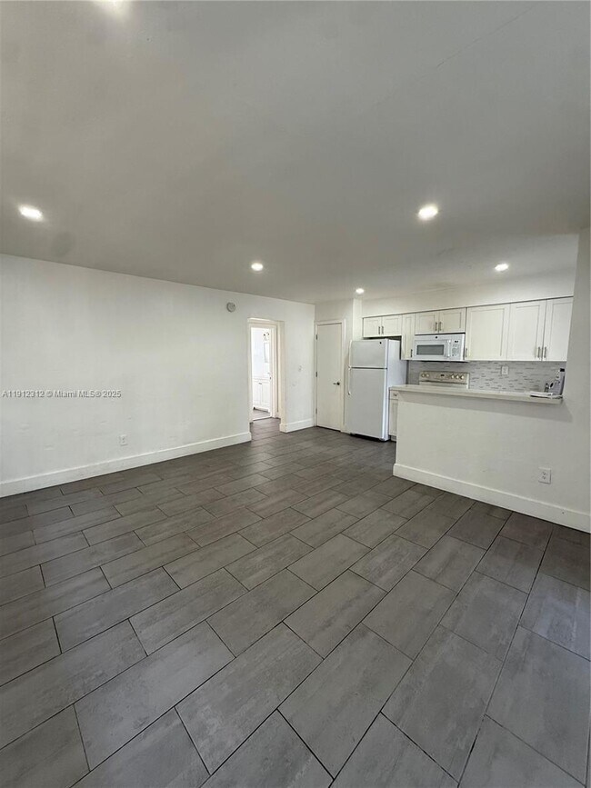 Building Photo - 16890 NE 21st Ave