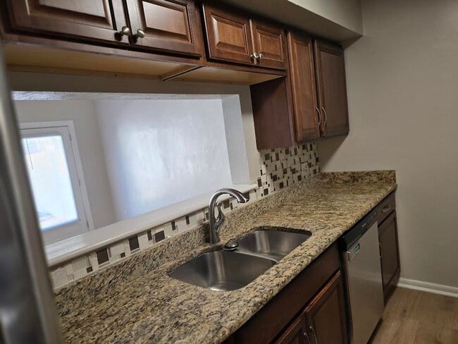 Building Photo - Wonderful 3 bedroom 1.5 bath Townhome in W...