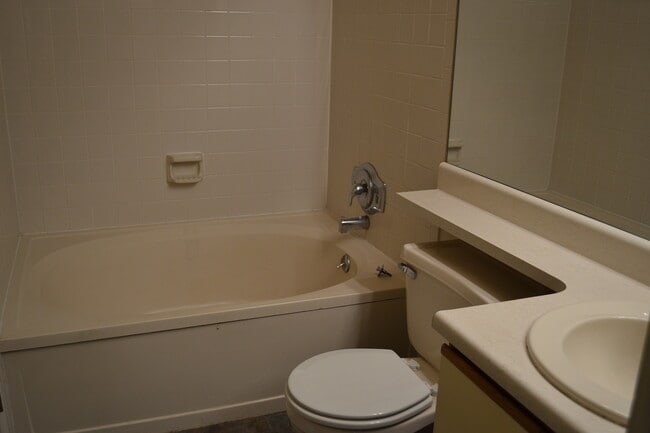 Building Photo - Cozy 4 Bedroom Bi-level in Security/Widefield