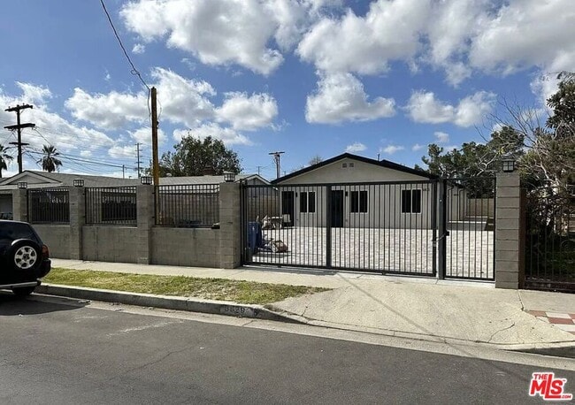 Primary Photo - 6829 Bellaire Ave