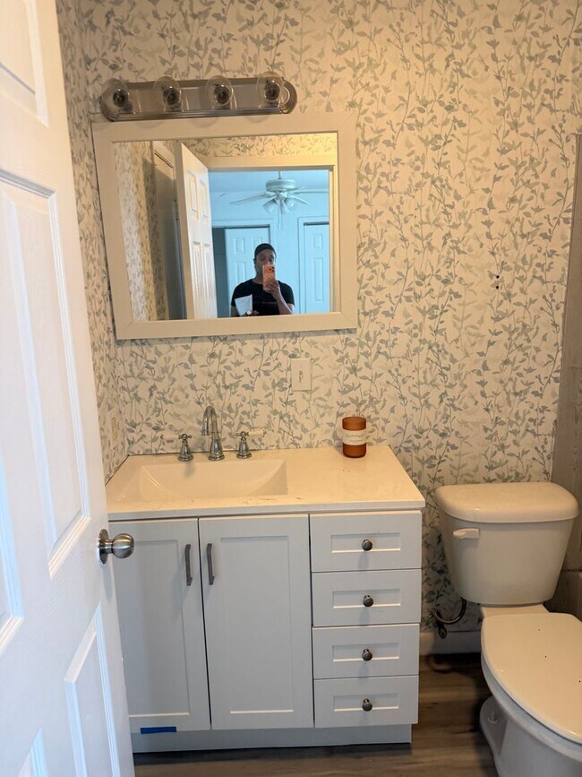 Building Photo - Affordable Town home