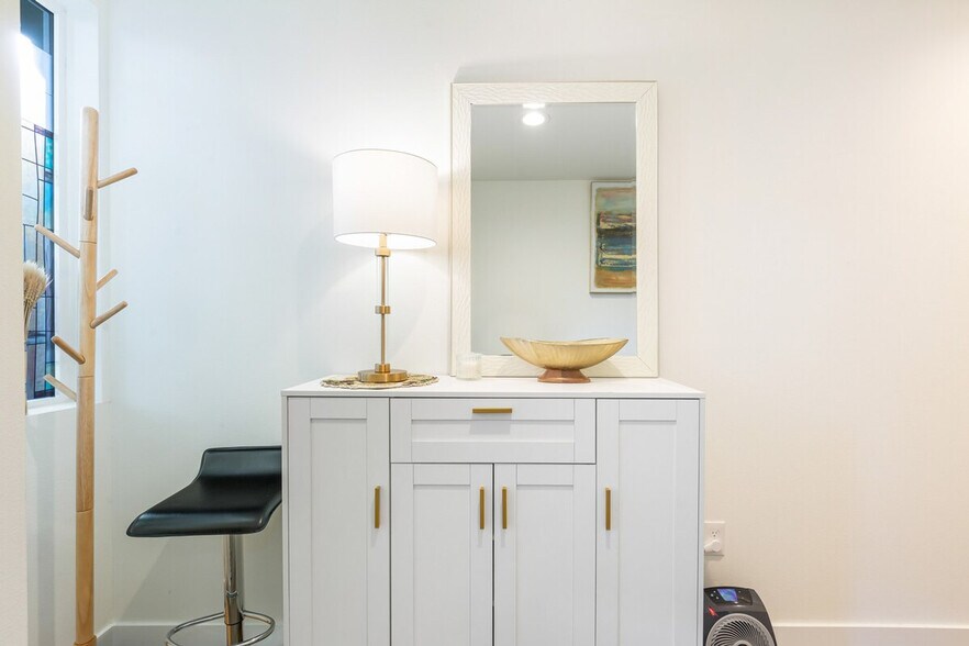 Building Photo - 9413 Roosevelt Way NE