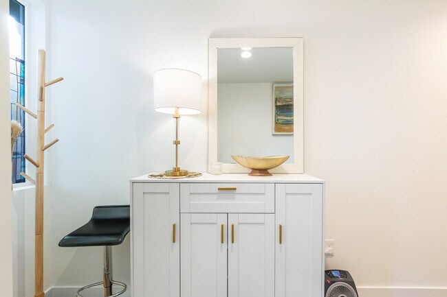 Building Photo - 9413A Roosevelt Way NE