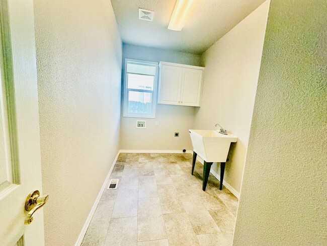 Building Photo - 5 bedroom, swimming pool, Gym, close to OSU