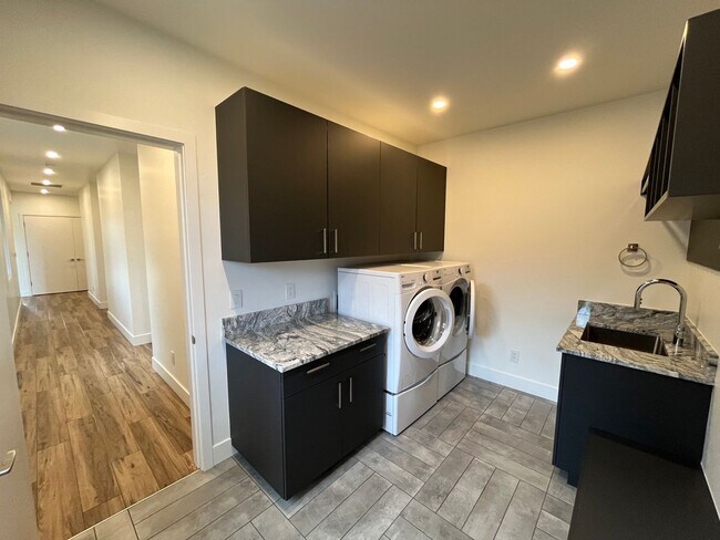 Building Photo - Gorgeous Tetherow 4 Bedroom + Office