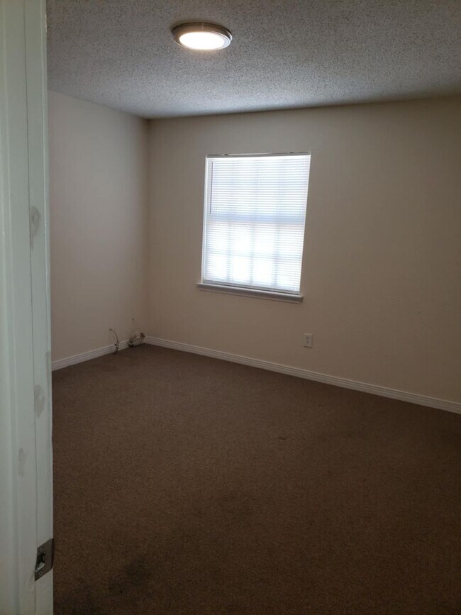 Building Photo - Renovated townhome in a convenient location