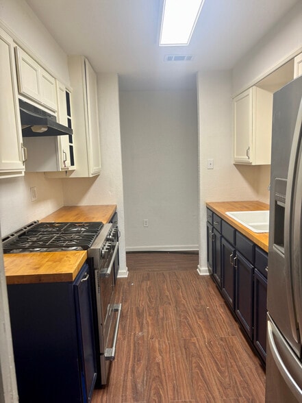 Building Photo - 633 Cameron Ct