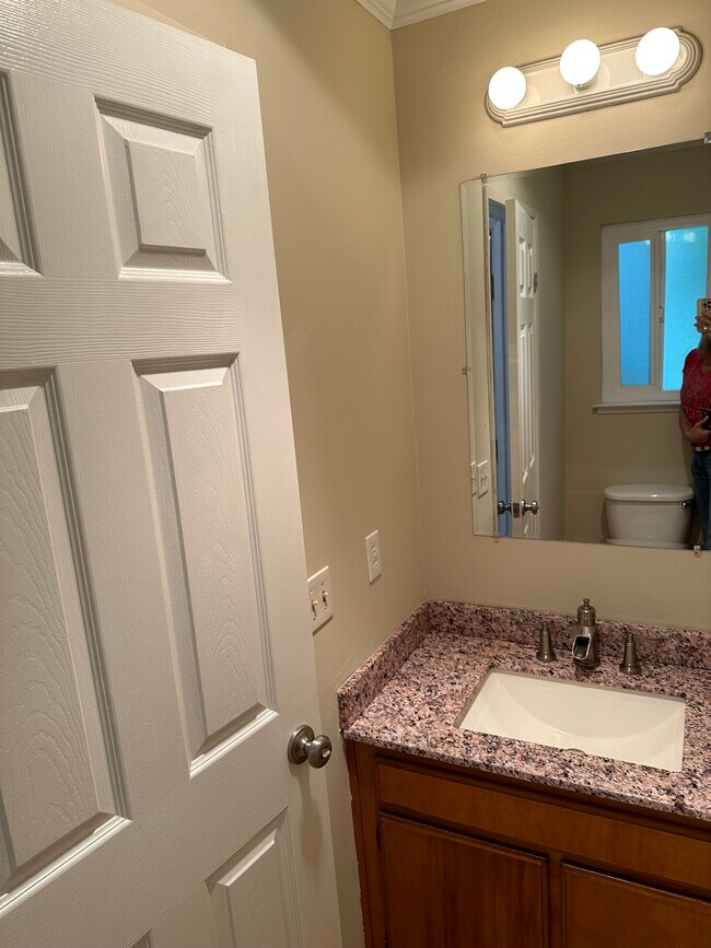 Building Photo - 447 Oak Ave