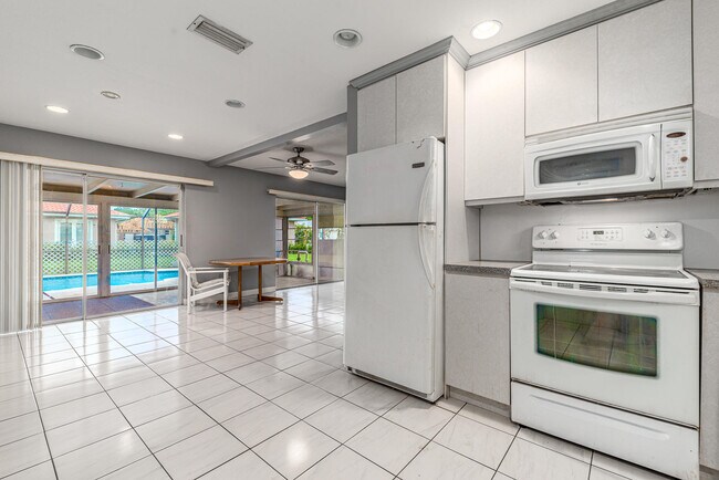 Building Photo - 925 SE Osceola St