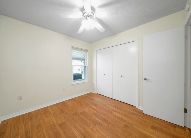 Building Photo - AVAILABLE 11/10... 3/2 with LARGE backyard!!