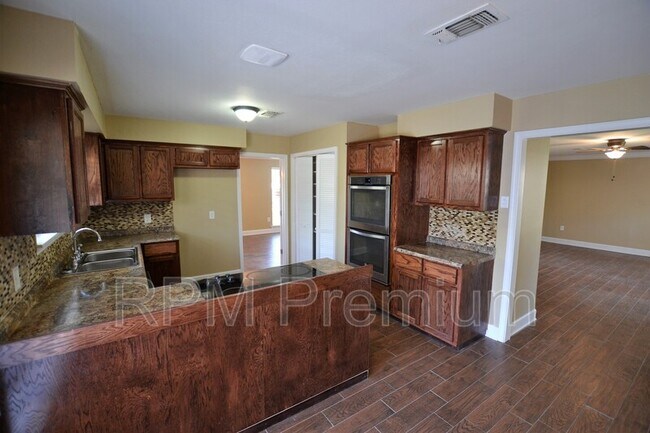 Building Photo - 12299 Sherbrook Dr