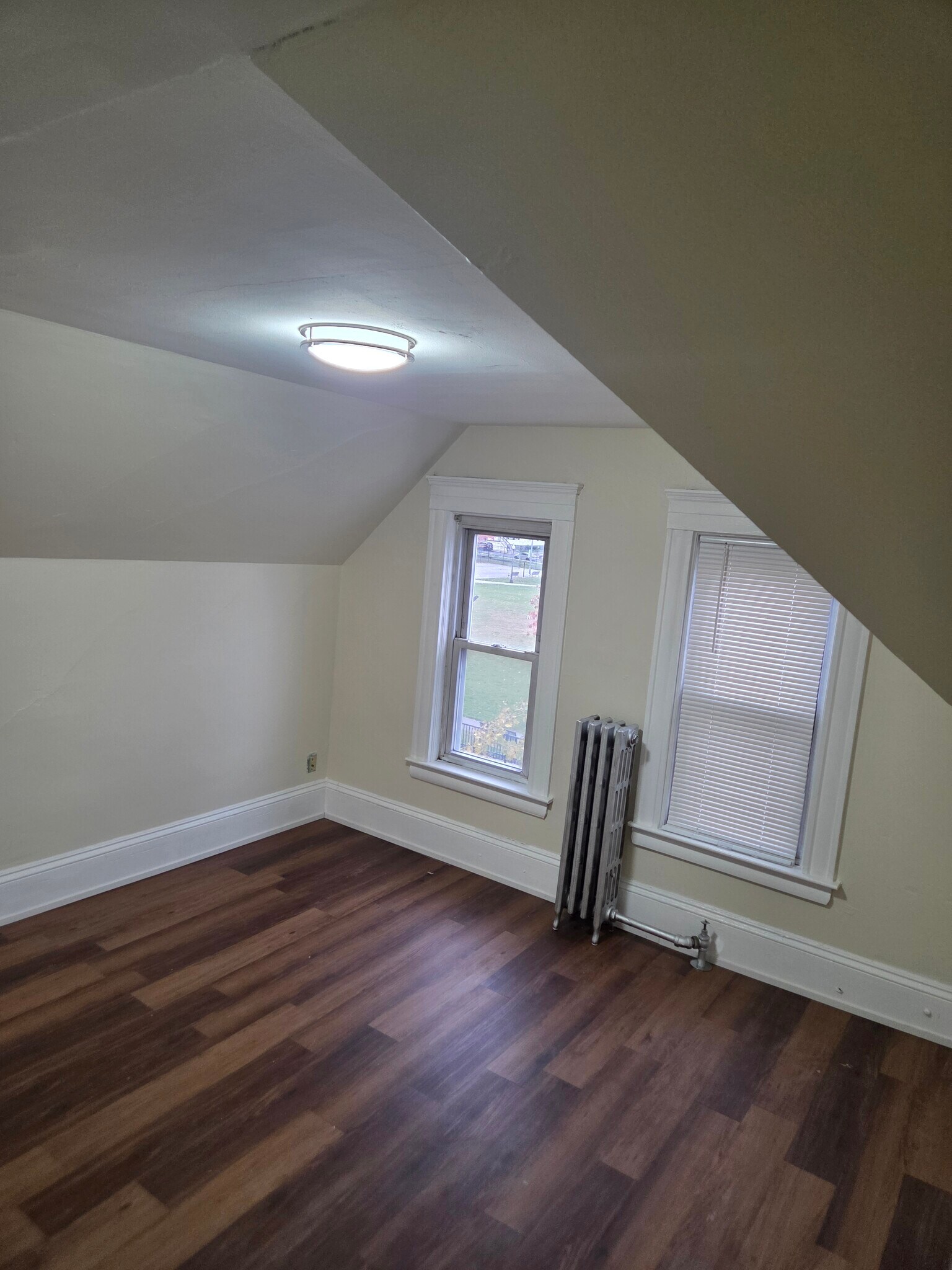 Building Photo - 82 Brent St