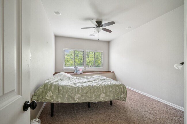 Building Photo - Stunning 5 bedroom 4.5 bath in Stonebrooke Glenn