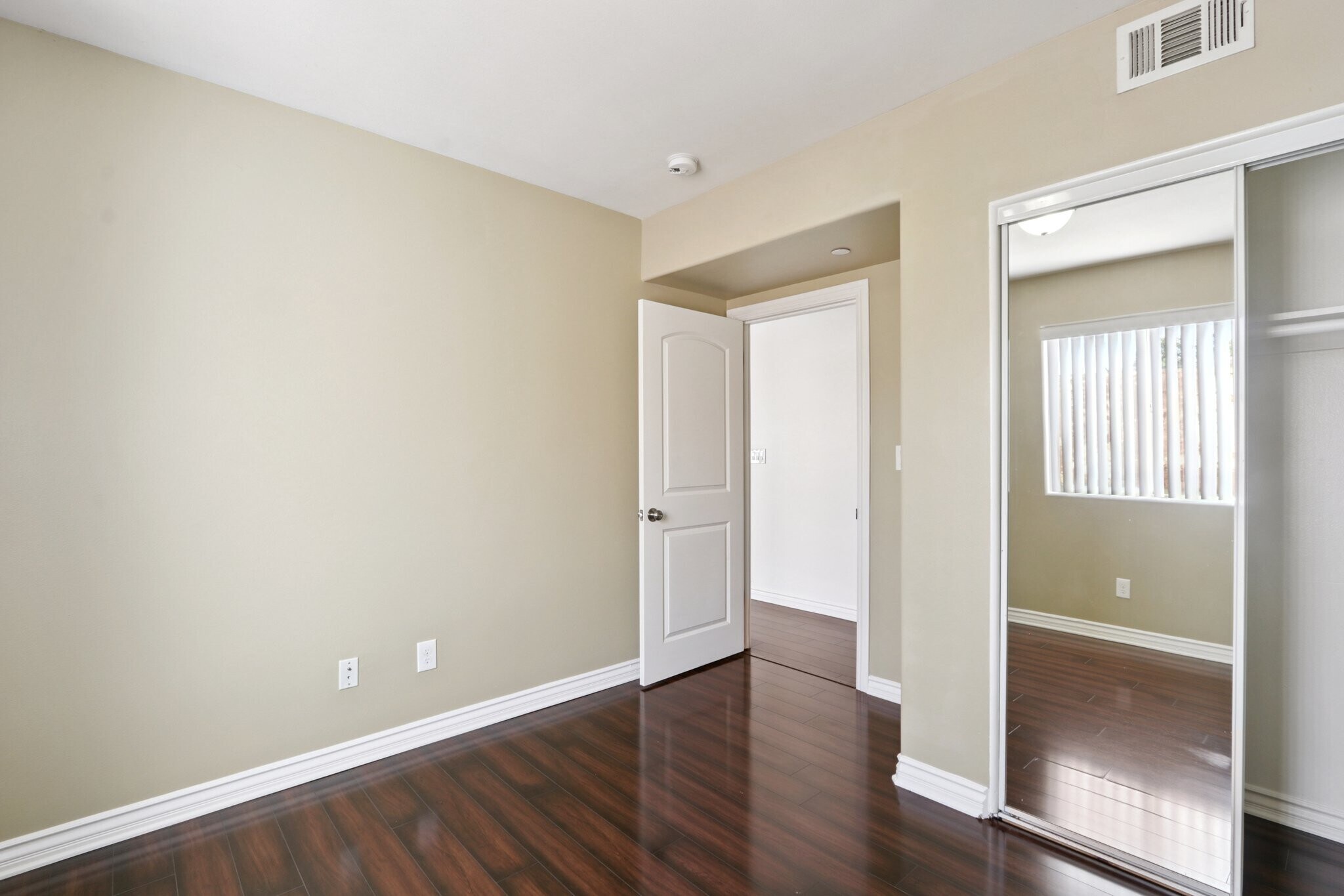 Building Photo - 1616 W 39th Pl