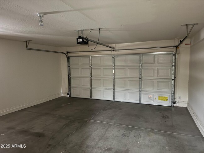 Building Photo - 13933 W Port Royale Ln