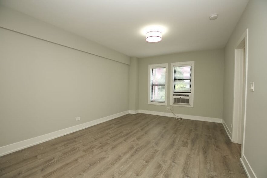 Building Photo - 510 W Belmont Ave