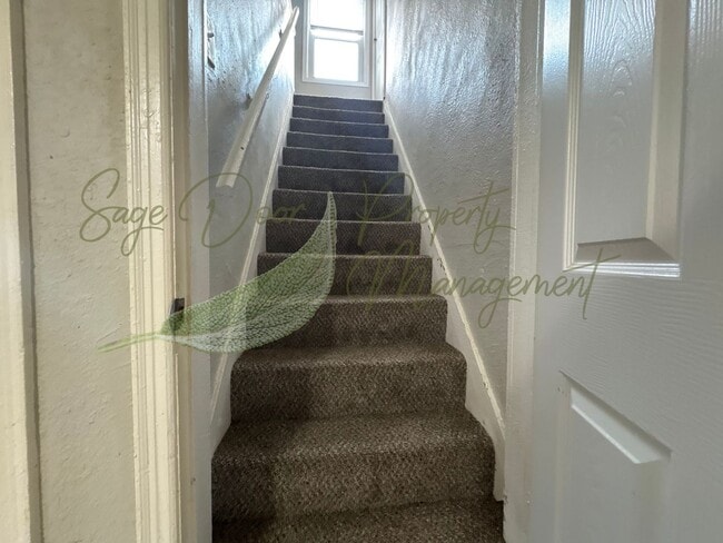 Building Photo - UPSTAIRS LOFT SPACE!!!