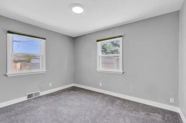 Building Photo - Kensington Avenue